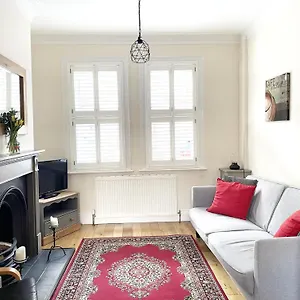 Riverside - Quaint Victorian By The River York